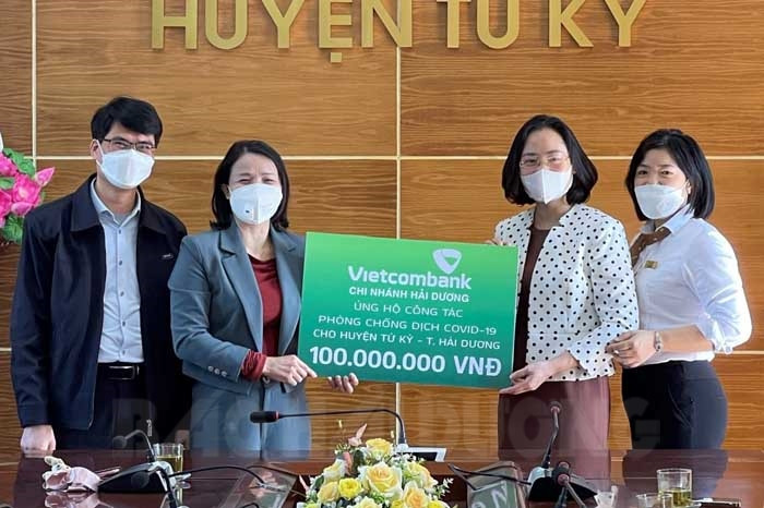 Vietcombank Hải Dương ủng hộ Tứ Kỳ 100 triệu đồng chống dịch